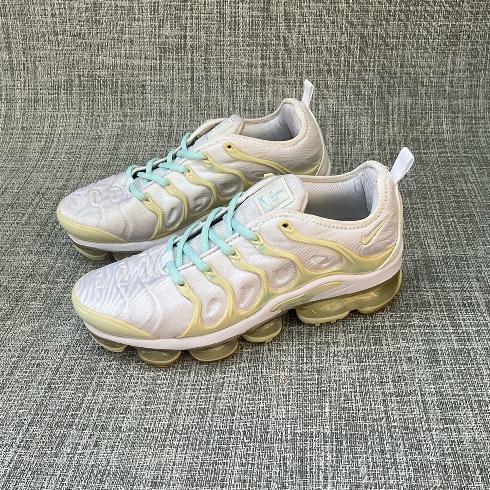 Nike VaporMax Plus in White and Light Green